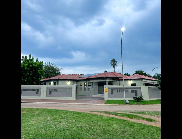 4.5 BEDROOM FREESTANDING FOR SALE IN CRYSTAL PARK